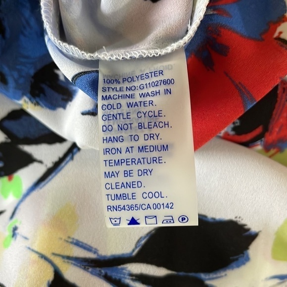 NWT Cold Shoulder White & Multicolor Floral Nygard Tunic Top Size 16P - Picture 7 of 7